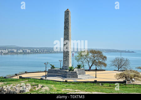 = Obelisk von Herrlichkeit vom Gipfel des Mount Mithridat = Überblick vom Gipfel des Mount Mithridat der Dreischneidigen 24 Meter Obelisk der Herrlichkeit im Hintergrund Stockfoto