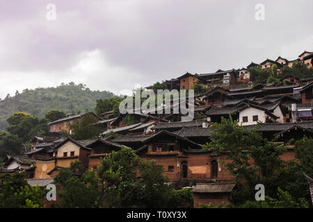 Traditionelles chinesisches Dorf in abgelegenen Landschaft Stockfoto