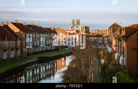 Helle Wolken über dem alten Münster, Stadt Häuser, und die Beck in Beverley, Yorkshire, Stockfoto