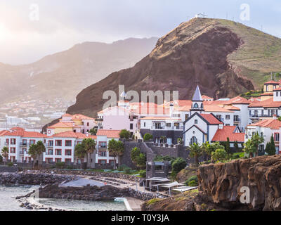 Blick auf Canical, einer Stadt in der Insel Madeira, Portugal, bei Sonnenuntergang. Stockfoto