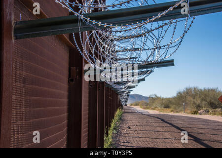 Grenz zaun mit Stacheldraht entlang der internationalen Grenze zwischen USA und Mexiko auf der Ostseite der Landstraße 85 in Lukeville, Arizona. Stockfoto