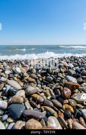 Kiesstrand entlang der Küste des Lake michigan. Früher Frühling/Spätwinter. Racine, Wisconsin. Stockfoto