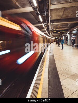 LONDON - 20. MÄRZ 2019: Zug am Bahnsteig U-Bahnhof Westminster in London Stockfoto