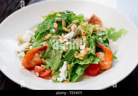 Caesar Salat mit Garnelen und Ziegenkäse Stockfoto