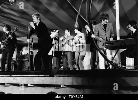 Long John Baldry, Rod Stewart, die Tiere, Steam Packet, Richmond Jazz Festival, London, 1965. Schöpfer: Brian Foskett. Stockfoto