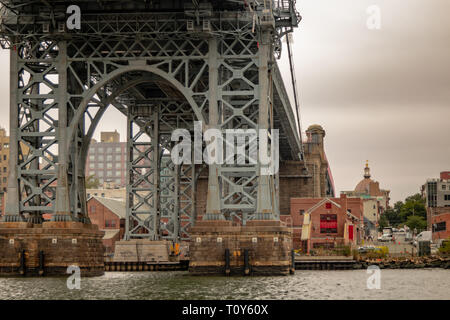 Die Williamsburg Bridge, eine Hängebrücke in New York City, überquert den East River Anschließen der Lower East Side von Manhattan mit der Williamsburg Nachbarschaft von Brooklyn. Stockfoto