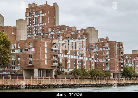 Ein Apartment Gebäude entlang des Flusses in New York City. Stockfoto