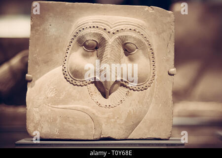 Reliefplatte mit Gesicht einer Eule Hieroglyphe auf Anzeige an das Metropolitan Museum der Kunst in New York City. Stockfoto