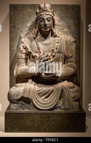Sitzt Bodhisattva Maitreya (der Buddha der Zukunft), 7.-8. Jahrhundert in der Nähe von Kabul Afghanistan gefunden, aus Schiefer rock und auf Anzeige an das Metropolitan Museum der Kunst in New York City. Stockfoto