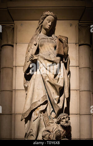 Kaiser Maxentius kauert zu Füßen der Heiligen Katharina von Alexandria in diesem Kalkstein Skulptur von der Werkstatt von Jan Crocq auf Anzeige an das Metropolitan Museum der Kunst in New York City. Stockfoto