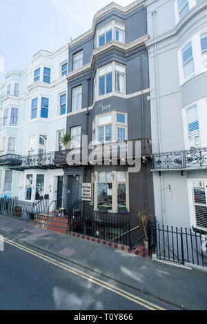 Blick auf die Straße von einem typischen Georgischen Straße in Brightons Kemp Town mit Meerblick Stockfoto