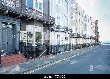 Blick auf die Straße von einem typischen Georgischen Straße in Brightons Kemp Town mit Meerblick Stockfoto