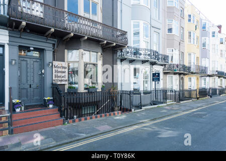 Blick auf die Straße von einem typischen Georgischen Straße in Brightons Kemp Town mit Meerblick Stockfoto