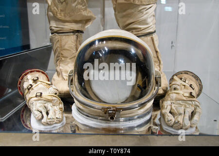 Der Helm und Handschuhen des Raumanzugs getragen auf Gemini 8 von Astronaut Neil Armstrong, der erste Mensch auf dem Mond, in der Armstrong für Luft- und Raumfahrt Stockfoto