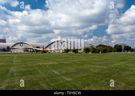 Große Flugzeuge stehen außerhalb des nationalen Museums der United States Air Force auf der Wright-Patterson Air Force Base in Dayton, Ohio. Stockfoto