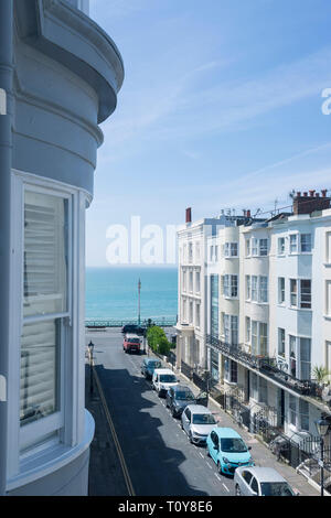 Blick auf die Straße von einem typischen Georgischen Straße in Brightons Kemp Town mit Meerblick Stockfoto