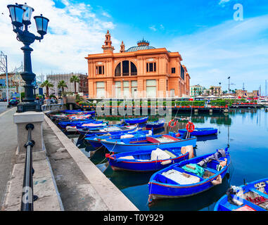 Bari, Italien, Apulien: Street View der Margherita Theater im alten Hafen ist ein seltenes Beispiel der Theater direkt auf dem Meer, Apulien Stockfoto