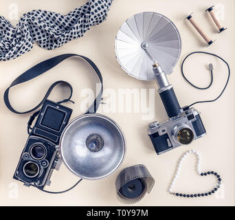 Vintage foto Kameras und Zubehör, auf das Licht der Leinwand Hintergrund. Stockfoto