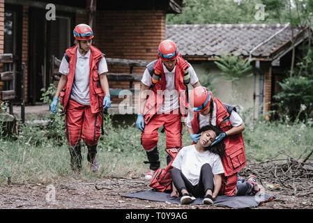 Rettungskräfte am Disaster Szene, den Menschen schonen. Stockfoto