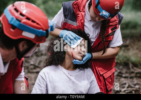 Rescue Team Verletzungen behandeln im Feld. Stockfoto