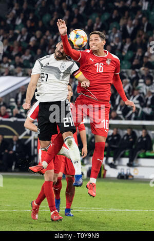 Ilkay GUENDOGAN (l., Gvºndogan, GER) im Header mit Sasa LUKIC (SRB), Aktion, Duellen, Fußball Laenderpiel, Freundschaftsspiel, Deutschland (GER) - Serbien (SRB) 1:1, am 20.03.2019 in Wolfsburg/Deutschland. € | Nutzung weltweit Stockfoto