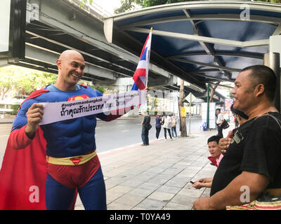 Bangkok, Thailand. 22 Mär, 2019. Die German-Thailander David Pfizenmaier (40) aus Waiblingen ist auf seine Weise als 'Superman' auf den Straßen von Thailands Hauptstadt Bangkok zu den Parlamentswahlen zu verschieben dieser Sonntag. Sein banner sagt: "Wenn sie Thailand Liebe, klicken Sie stimmen." Fünf Jahre nach dem letzten Militärputsch, mehr als 51 Millionen Menschen aufgerufen, zu stimmen. (Dpa: 'Thai Schwäbische will, um Menschen wie 'Superman' Credit): Christoph Sator/dpa/Alamy Leben Nachrichten Abstimmung Stockfoto