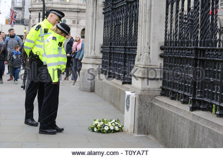 London, Großbritannien. 22 Mär, 2019. Polizei Polizisten Pause am Denkmal zu PC Keith Palmer in Westminster. Heute ist der zweite Jahrestag seines Todes, die während des Angriffs auf die London Bridge und Parlament aufgetreten ist. Ein frisch-legte Kranz hat es in seinem Speicher platziert. Credit: Clearpix/Alamy leben Nachrichten Stockfoto