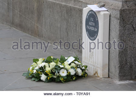 London, Großbritannien. 22 Mär, 2019. Heute ist der zweite Jahrestag der PC Keith Palmer's Tod, der während des Angriffs auf die London Bridge und Parlament aufgetreten ist. Frische Blumen wurden an seinem Denkmal gesetzt. Credit: Clearpix/Alamy leben Nachrichten Stockfoto