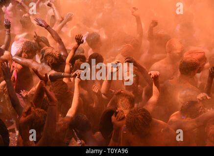 Allahabad, Uttar Pradesh, Indien. 22 Mär, 2019. Nachtschwärmer Tanz, wie Sie das Holi Fest feiern, in Prayagraj Credit: Prabhat Kumar Verma/ZUMA Draht/Alamy leben Nachrichten Stockfoto