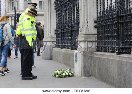 London, Großbritannien. 22 Mär, 2019. Polizei Polizisten Pause am Denkmal zu PC Keith Palmer in Westminster. Heute ist der zweite Jahrestag seines Todes, die während des Angriffs auf die London Bridge und frische Blumen aufgetreten sind es platziert. Credit: Clearpix/Alamy leben Nachrichten Stockfoto