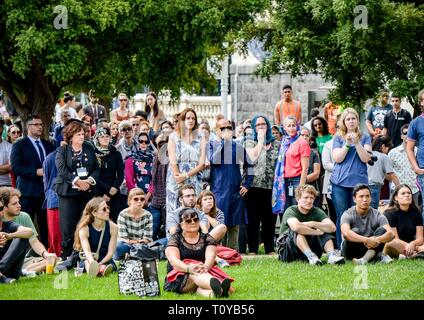 Wellington, Neuseeland. 22 Mär, 2019. Menschen besuchen einen Trauer Zeremonie in Auckland, Neuseeland, 22. März 2019. Eine Woche nach der Christchurch Terroranschläge, die Neuseeländer über dem Land gemeinsam in zwei Schweigeminuten standen diejenigen, die getötet wurden, während bei zwei Moscheen am vergangenen Freitag nachmittag Anbetung zu erinnern. Credit: Li Qiaoqiao/Xinhua/Alamy leben Nachrichten Stockfoto