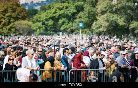 Wellington, Neuseeland. 22 Mär, 2019. Menschen besuchen einen Trauer Zeremonie in Christchurch, Neuseeland, 22. März 2019. Eine Woche nach der Christchurch Terroranschläge, die Neuseeländer über dem Land gemeinsam in zwei Schweigeminuten standen diejenigen, die getötet wurden, während bei zwei Moscheen am vergangenen Freitag nachmittag Anbetung zu erinnern. Credit: Zhu Qiping/Xinhua/Alamy leben Nachrichten Stockfoto