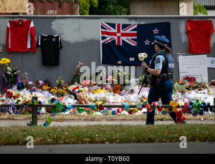 Wellington, Neuseeland. 22 Mär, 2019. Eine Polizistin hält Blumen während einer Trauer Zeremonie in Christchurch, Neuseeland, 22. März 2019. Eine Woche nach der Christchurch Terroranschläge, die Neuseeländer über dem Land gemeinsam in zwei Schweigeminuten standen diejenigen, die getötet wurden, während bei zwei Moscheen am vergangenen Freitag nachmittag Anbetung zu erinnern. Credit: Zhu Qiping/Xinhua/Alamy leben Nachrichten Stockfoto