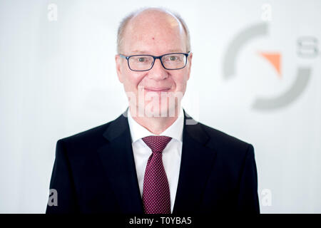 Salzgitter, Deutschland. 22 Mär, 2019. Heinz Jörg Fuhrmann, Vorsitzender des Vorstandes der Salzgitter AG, steht vor einem Firmenlogo. Drücken Sie auf der jährlichen Konferenz der Salzgitter AG, der Vorstand den Jahresbericht für 2018. Credit: Hauke-Christian Dittrich/dpa/Alamy leben Nachrichten Stockfoto