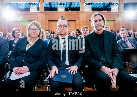 Berlin, Deutschland. 22 Mär, 2019. Antje Leendertse (L-R), Staatssekretär im Auswärtigen Amt, Heiko Maas (SPD), Außenminister von Deutschland, und Walter Lindner, ausgehende Staatssekretär im Auswärtigen Amt und der Deutsche Botschafter in Indien benennen, sitzen nebeneinander bei der Übergabe von ausländischen Staatssekretär Lindner an seinen Nachfolger Leendertse. Credit: Christoph Soeder/dpa/Alamy leben Nachrichten Stockfoto