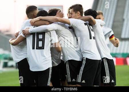 Essen, Deutschland. 21 Mär, 2019. jubilationtraube der deutschen Spielern nach dem Ziel machen es 1-0 für Deutschland, Jubel, Jubeln, Jubeln, Freude, Jubel, Feiern, goaljubel, halb Bild, halb Abbildung, Fußball Laenderpiel, U21, Freundschaftsspiel, Deutschland (GER) - Frankreich (FRA) 2:2, am 21.03.2019 in Essen/Deutschland. € | Nutzung der weltweiten Kredit: dpa/Alamy leben Nachrichten Stockfoto