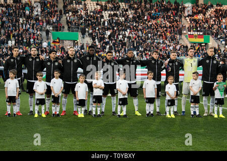 Fltr Florian NEUHAUS (GER), Levin (OEZTUNALI vñztunali, GER), Mahmoud DAHOUD (GER), Arne MAIER (GER), Jordanien TORUNARIGHA (GER), Nadiem AMIRI (GER), Benjamin HENRICHS (GER), Luca WALDSCHMIDT (GER), Maximilian MITTELSTAEDT (withtelstvssdt, GER), goalie Florian MUELLER (Mvºller, GER), Timo BAUMGARTL (GER), die Deutschen Spieler stehen zusammen in einer Reihe für die Nationalhymne, Präsentation, Präsentation, Ausbildung, vor dem Start des Spiels, Zeremonie, bis Linie, ganze Figur, Landschaft, singen, singen, Turnen, Bundesländer, U21, Freundschaftsspiel, Deutschland (GER) - Frankreich (FRA) 2:2, am 21.03.2019 in Essen. Stockfoto