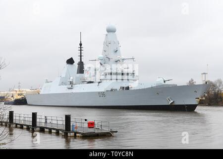 Braehead, Glasgow, Großbritannien. März 2019. GROSSBRITANNIEN. Europa. Das Schiff der Royal Navy, die "HMS Defender", kehrte an den Ort ihrer Geburt zurück, an dem es am Sonntag zu einem Ticket kam, das es den Menschen ermöglichte, an Bord einer Führung zu gehen. Alle Tickets wurden innerhalb weniger Stunden an die Enttäuschung vieler geknappt. Stockfoto