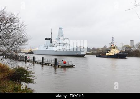 Braehead, Glasgow, Großbritannien. März 2019. GROSSBRITANNIEN. Europa. Das Schiff der Royal Navy, die "HMS Defender", kehrte an den Ort ihrer Geburt zurück, an dem es am Sonntag zu einem Ticket kam, das es den Menschen ermöglichte, an Bord einer Führung zu gehen. Alle Tickets wurden innerhalb weniger Stunden an die Enttäuschung vieler geknappt. Stockfoto