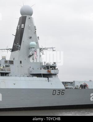 Braehead, Glasgow, Großbritannien. März 2019. GROSSBRITANNIEN. Europa. Das Schiff der Royal Navy, die "HMS Defender", kehrte an den Ort ihrer Geburt zurück, an dem es am Sonntag zu einem Ticket kam, das es den Menschen ermöglichte, an Bord einer Führung zu gehen. Alle Tickets wurden innerhalb weniger Stunden an die Enttäuschung vieler geknappt. Stockfoto