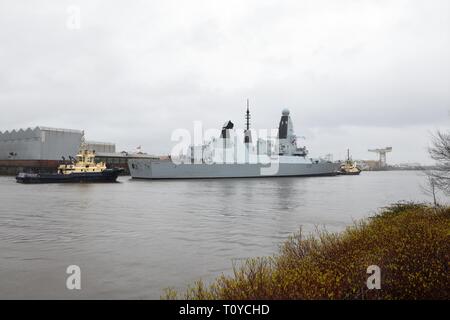 Braehead, Glasgow, Großbritannien. März 2019. GROSSBRITANNIEN. Europa. Das Schiff der Royal Navy, die "HMS Defender", kehrte an den Ort ihrer Geburt zurück, an dem es am Sonntag zu einem Ticket kam, das es den Menschen ermöglichte, an Bord einer Führung zu gehen. Alle Tickets wurden innerhalb weniger Stunden an die Enttäuschung vieler geknappt. Stockfoto