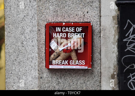 Whitehall, London, UK. 22. März 2019. Mock up Not Box auf der Wand einer Seitenstraße der Whitehall, zusammen mit dem Text "Bei Hard Brexit Break Glass' und mit einer Puppe von Boris Johnson. Quelle: Matthew Chattle/Alamy leben Nachrichten Stockfoto