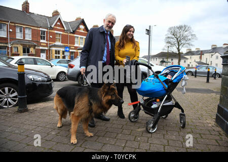 Newport, South Wales, UK. 22. März 2019 abgebildet ist Jeremy Corbyn mit einem Schäferhund namens Acer, trifft er Mitglieder der Öffentlichkeit nach der Teilnahme an der Teilnahme an der Beerdigung von Newport MP Paul Flynn bei St Woolos Kathedrale, Stow Hill, Newport, Wales. Credit: Robert Melen/Alamy Leben Nachrichten. Stockfoto