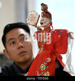 Washington, USA. 20 Mär, 2019. Chen Lihui von Zhangzhou Stadt im Südosten der chinesischen Provinz Fujian führt Fujian Puppenspiel in Paint Branch Grundschule im Prince George's County, Maryland, USA, 20. März 2019. Gehen mit 'Feature: Chinesische Künstler erstaunt US-Schüler in Maryland mit naturgetreuer Puppenspiel "Credit: Liu Jie/Xinhua/Alamy leben Nachrichten Stockfoto