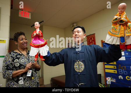 Washington, USA. 20 Mär, 2019. Chen Lihui (R) von Zhangzhou Stadt im Südosten der chinesischen Provinz Fujian führt Fujian Puppenspiel in Paint Branch Grundschule im Prince George's County, Maryland, USA, 20. März 2019. Gehen mit 'Feature: Chinesische Künstler erstaunt US-Schüler in Maryland mit naturgetreuer Puppenspiel "Credit: Liu Jie/Xinhua/Alamy leben Nachrichten Stockfoto