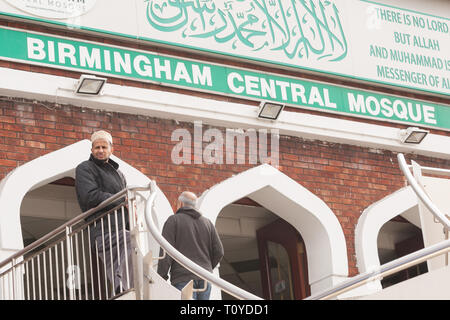 Birmingham, Großbritannien. 22. März, 2019. Eine Woche nach dem Neuseeland Moschee Morde und weniger als 48 Stunden nach mehreren Birmingham Moscheen zerstört, Menschen kommen für das Freitagsgebet am Birmingham Central Mosque. Es ist eine Anwesenheit der Polizei für Sicherheit und Sicherheit. Peter Lopeman/Alamy leben Nachrichten Stockfoto