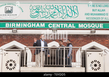 Birmingham, Großbritannien. 22. März, 2019. Eine Woche nach dem Neuseeland Moschee Morde und weniger als 48 Stunden nach mehreren Birmingham Moscheen zerstört, Menschen kommen für das Freitagsgebet am Birmingham Central Mosque. Es ist eine Anwesenheit der Polizei für Sicherheit und Sicherheit. Peter Lopeman/Alamy leben Nachrichten Stockfoto