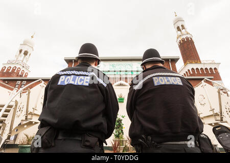 Birmingham, Großbritannien. 22. März, 2019. Eine Woche nach dem Neuseeland Moschee Morde und weniger als 48 Stunden nach mehreren Birmingham Moscheen zerstört, Menschen kommen für das Freitagsgebet am Birmingham Central Mosque. Es ist eine Anwesenheit der Polizei für Sicherheit und Sicherheit. Peter Lopeman/Alamy leben Nachrichten Stockfoto