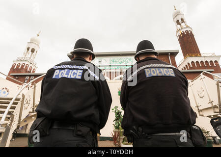 Birmingham, Großbritannien. 22. März, 2019. Eine Woche nach dem Neuseeland Moschee Morde und weniger als 48 Stunden nach mehreren Birmingham Moscheen zerstört, Menschen kommen für das Freitagsgebet am Birmingham Central Mosque. Es ist eine Anwesenheit der Polizei für Sicherheit und Sicherheit. Peter Lopeman/Alamy leben Nachrichten Stockfoto