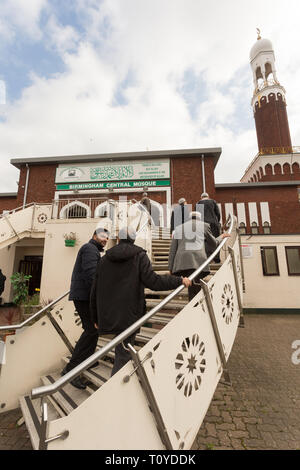 Birmingham, Großbritannien. 22. März, 2019. Eine Woche nach dem Neuseeland Moschee Morde und weniger als 48 Stunden nach mehreren Birmingham Moscheen zerstört, Menschen kommen für das Freitagsgebet am Birmingham Central Mosque. Es ist eine Anwesenheit der Polizei für Sicherheit und Sicherheit. Peter Lopeman/Alamy leben Nachrichten Stockfoto